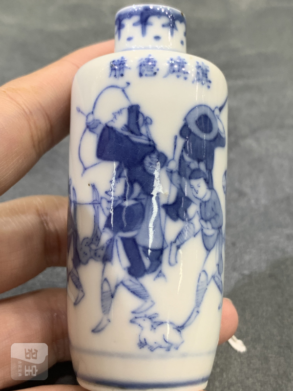清晚期青花旗开得胜人物故事纹鼻烟壶 - 图8
